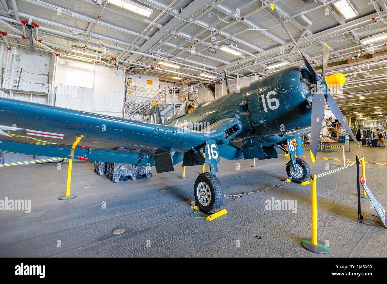 San Diego, Californie, États-Unis - JUILLET 2018 : l'avion de chasse américain Vought F4U Corsair de 1942 dans le musée USS Midway Battleship. États-Unis Banque D'Images