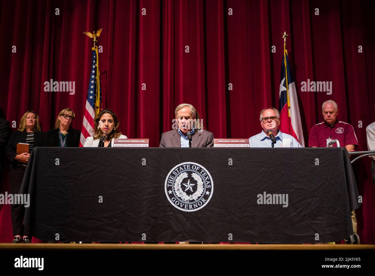 27 mai 2022 : le gouverneur du Texas Greg Abbott (au centre), le maire d'Uvalde Don McLaughlin (à droite) et le procureur de district du comté d'Uvalde Mitchell Busbee (à gauche) parlent à l'Uvalde High School, à Uvalde, au Texas, le vendredi 27 mai 2022, Lors d'une conférence de presse sur le tournage de l'école élémentaire Robb. Un tireur de 18 ans armé de deux fusils de style AR-15 a tué 19 enfants et deux enseignants lors du massacre, le mardi 24 mai 2022; Abbott a révélé que les forces de l'ordre locales l'avaient induit en erreur sur la situation, ce qui l'avait amené à louer les actions des agents du service de police d'Uvalde qui il avait répondu, qui se sont tenus au sch Banque D'Images