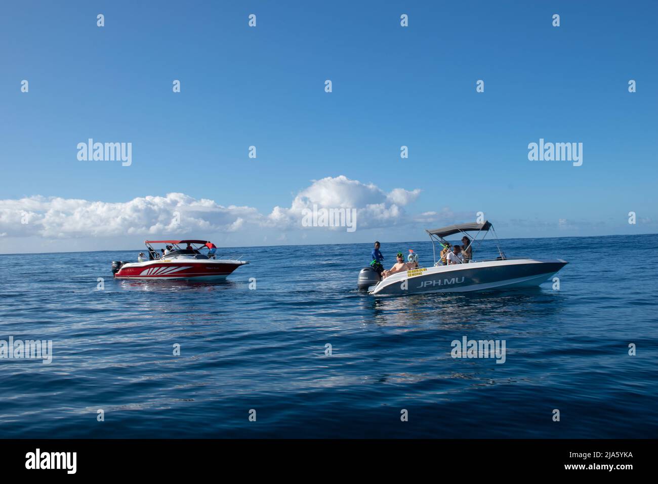 Deux bateaux de touristes dans l'océan Indien Banque D'Images Deux bateaux de touristes dans l'océan Indien Banque D'Images