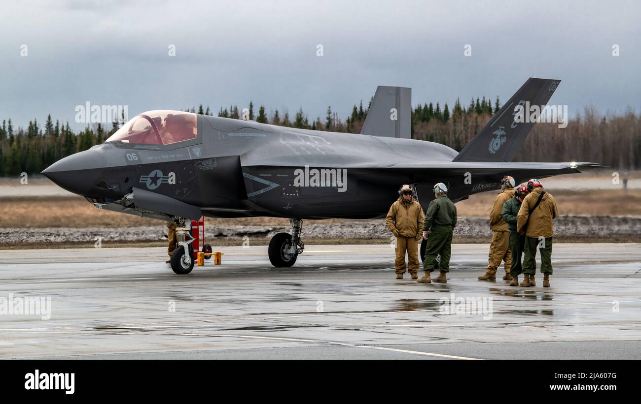 Les Marines des États-Unis et le Marine Fighter Attack Squadron -122 se préparent à effectuer des inspections avant le début d'opérations de combat aérien simulé à l'appui du DRAPEAU ROUGE Alaska 22-1 à la base aérienne d'Eielson, Alaska, le 1 mai 2022. RF-A est une plate-forme idéale pour l'engagement international, permettant l'échange de tactiques, techniques et procédures tout en améliorant l'interopérabilité pour maintenir une Indo-Pacific libre et ouverte. (É.-U. Photo du corps marin par lance Cpl. Ryan Ulibarri) Banque D'Images