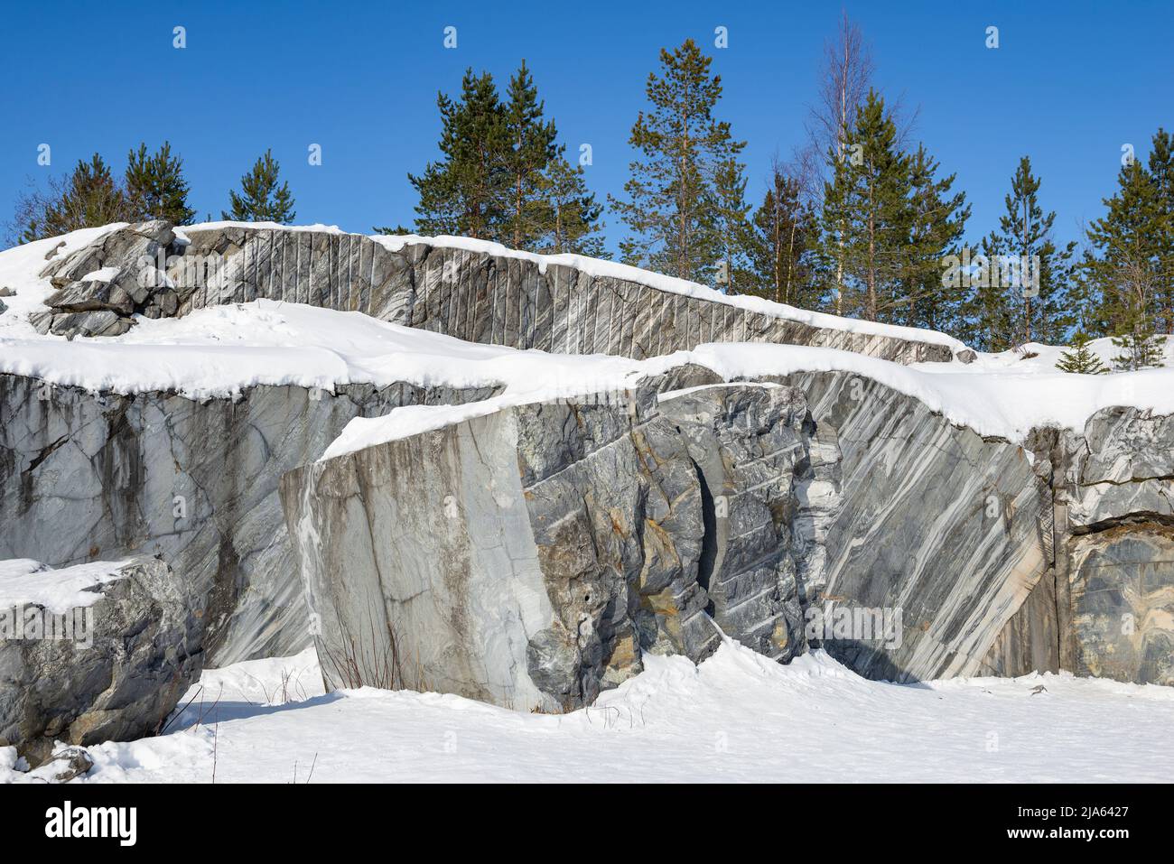 Fragment du mur de marbre d'une ancienne carrière pour l'extraction du marbre naturel. Parc de montagne Ruskeala. Carélie, Russie Banque D'Images