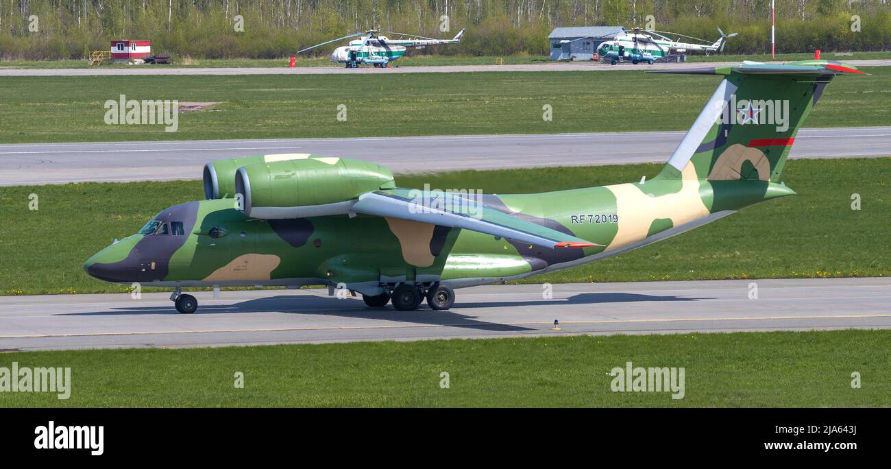 SAINT-PÉTERSBOURG, RUSSIE - 20 MAI 2022 : avion de transport militaire russe an-72P (RF-72019) sur le taxi de l'aéroport de Pulkovo par une journée ensoleillée Banque D'Images