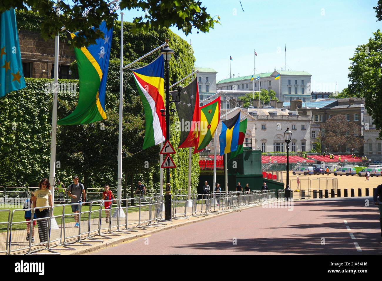 Londres, Royaume-Uni. 27th mai 2022. Les drapeaux du Commonwealth ornent la route menant à la parade de la Garde à cheval avant la célébration du Jubilé. Règne de 70 ans de la Reine. La célébration du Jubilé de platine comprendra des fêtes de rue, le Trooping the Color de Londres, le Service de Thanksgiving, des concerts et des pageants qui seront célébrés sur une période de quatre jours. Crédit : SOPA Images Limited/Alamy Live News Banque D'Images