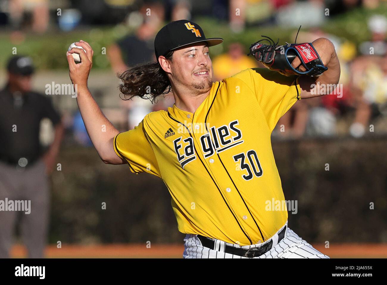 27 mai 2022 : lanceur Southern Miss Hunter Riggins (30) lors d'un match de baseball universitaire entre Southern Miss et FAU aux championnats de baseball de la Conférence des États-Unis au parc Pete Taylor, Hattiesburg, Mississippi. Bobby McDuffie/CSM/Sipa USA(Credit image: © Bobby McDuffie/Cal Sport Media/Sipa USA) Banque D'Images