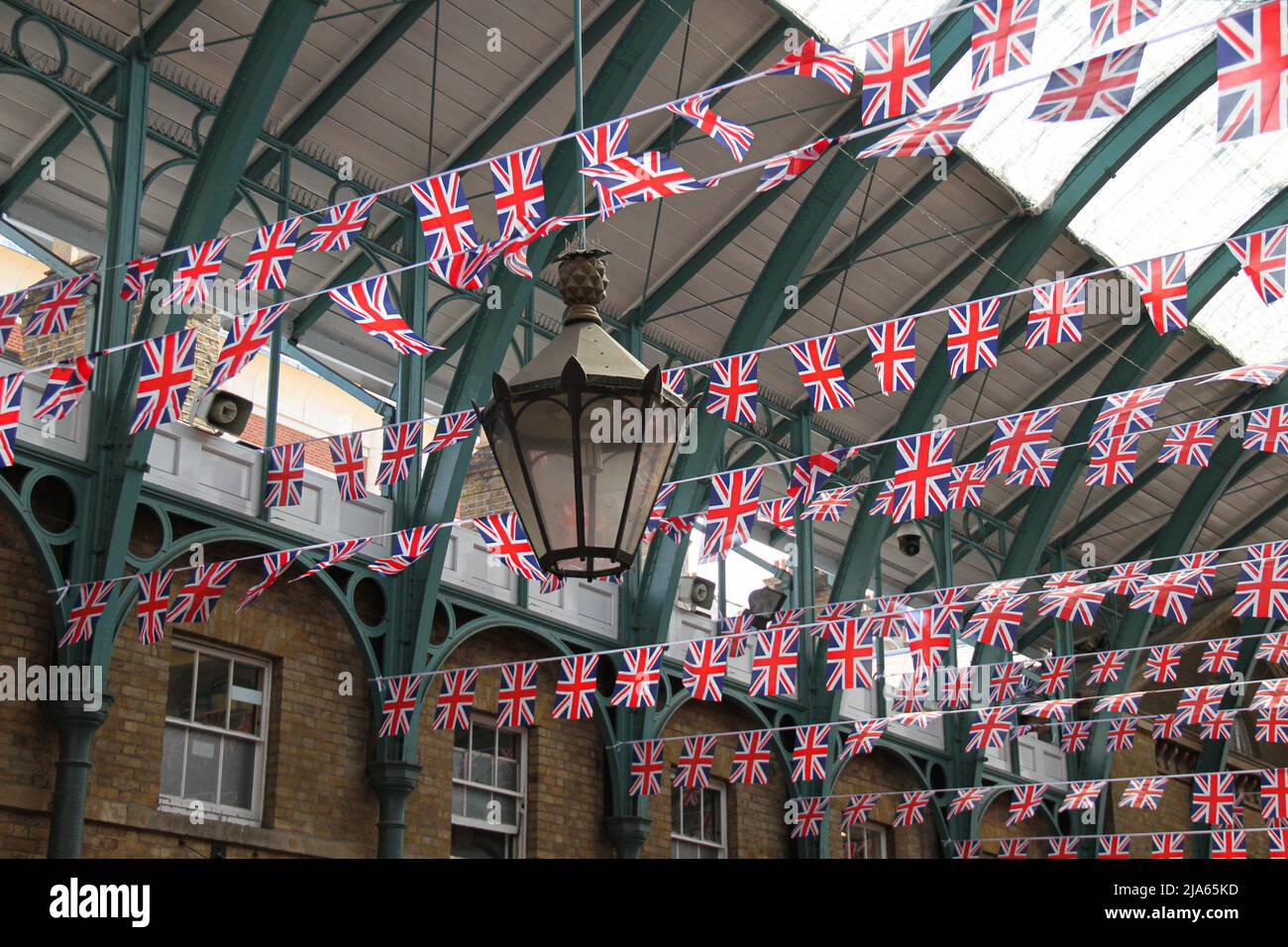 Londres, Royaume-Uni. 27th mai 2022. Banting composé de drapeaux de l'Union Jack ornent le marché du jardin de Covent avant la célébration du Jubilé de la Reine. La célébration qui sera célébrée pendant quatre jours pour marquer le règne de Queenís de 70 ans comprendra des fêtes de rue, le Trooping de Londonís, le Service de Thanksgiving, des concertset des pageants. Crédit : SOPA Images Limited/Alamy Live News Banque D'Images