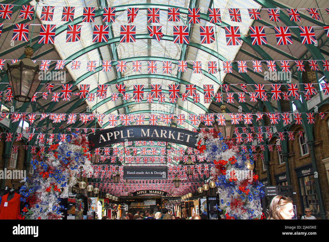 Londres, Royaume-Uni. 27th mai 2022. Banting composé de drapeaux de l'Union Jack ornent le marché du jardin de Covent avant la célébration du Jubilé de la Reine. La célébration qui sera célébrée pendant quatre jours pour marquer le règne de Queenís de 70 ans comprendra des fêtes de rue, le Trooping de Londonís, le Service de Thanksgiving, des concertset des pageants. Crédit : SOPA Images Limited/Alamy Live News Banque D'Images