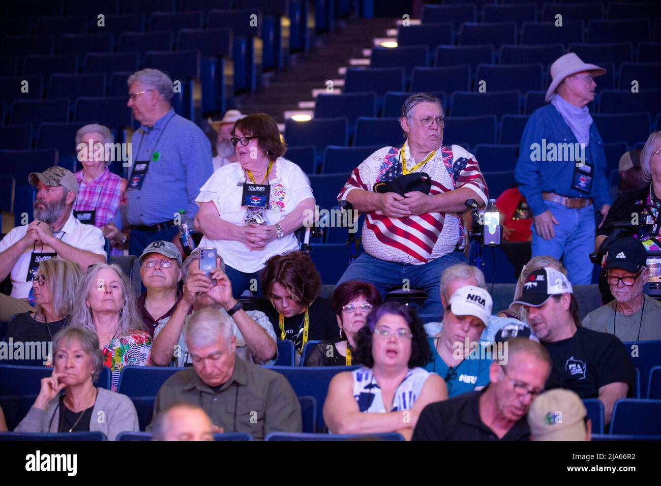 Houston, Texas, États-Unis. 27th mai 2022. Les membres de la NRA attendent l'arrivée des conférenciers principaux à la convention annuelle de l'Association nationale des fusils à Canon à Houston, le 27 mai 2022. (Image de crédit : © Bob Daemmrich/ZUMA Press Wire) Banque D'Images