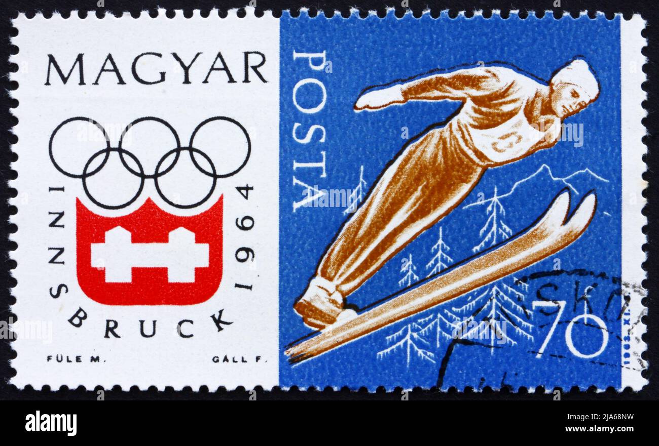 HONGRIE - VERS 1963 : un timbre imprimé en Hongrie montre le saut à ski, sports olympiques d'hiver, Innsbruck 64, vers 1963 Banque D'Images