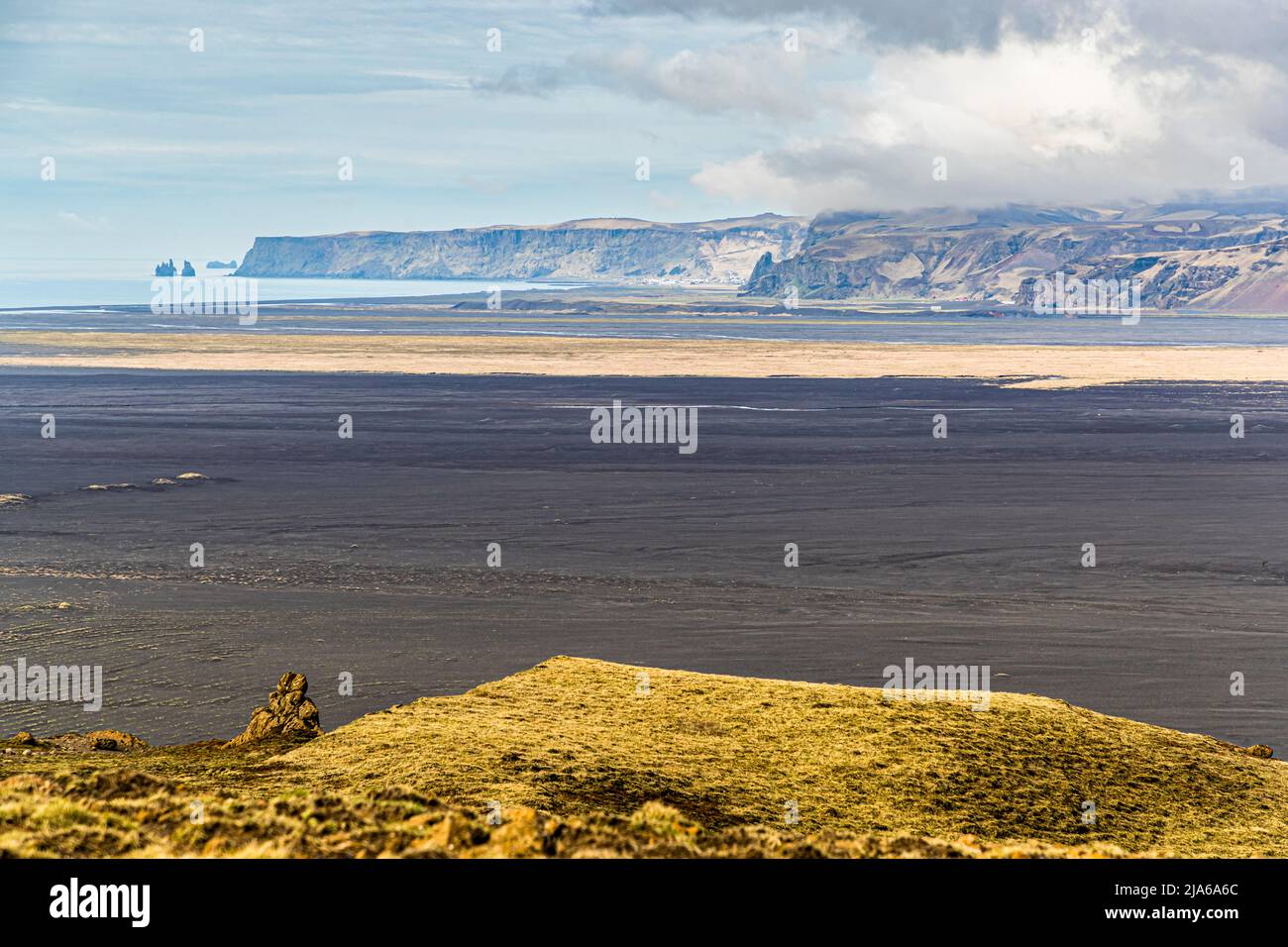 Hjörleifshöfði est une montagne de 220 mètres faite de palagonite. Il porte le nom de Hjörleifur Hróðmarsson, l'un des premiers colons en Islande, qui s'est installé dans cette région à la fin du 9th siècle Banque D'Images