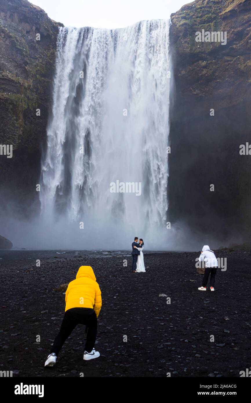 Séance de photos de mariage à la cascade Skógafoss, Islande Banque D'Images