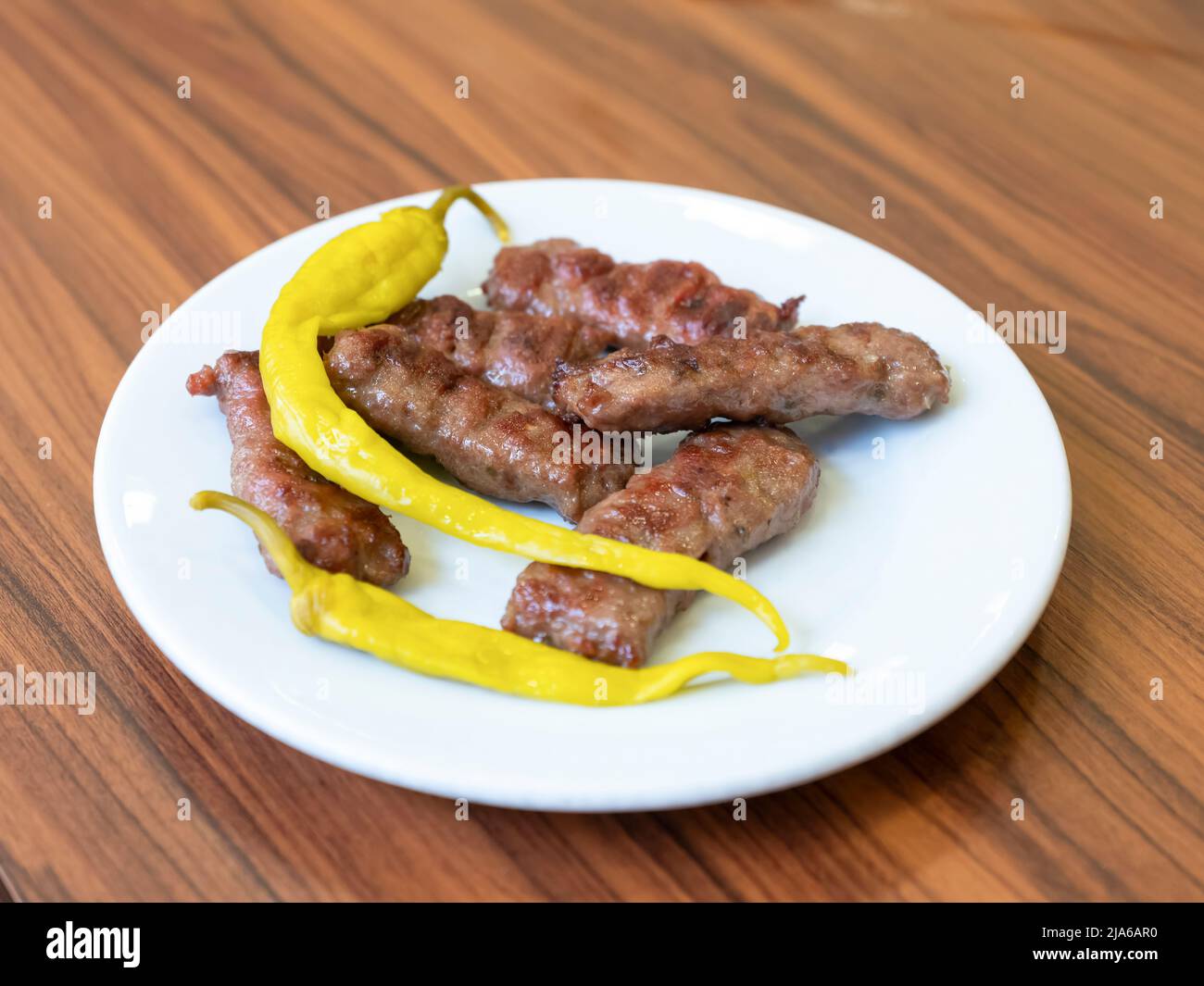 boulettes de viande grillées dans une assiette blanche Banque D'Images