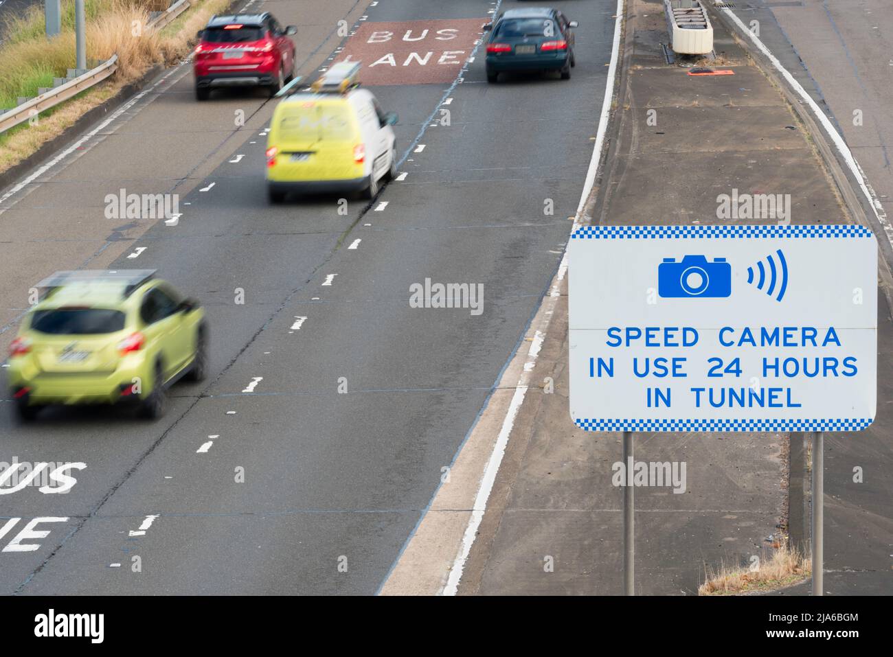 La caméra de vitesse est utilisée 24 heures dans le tunnel. Un panneau d'avertissement aux automobilistes qui entrent dans le tunnel portuaire de Sydney en Nouvelle-Galles du Sud, en Australie Banque D'Images