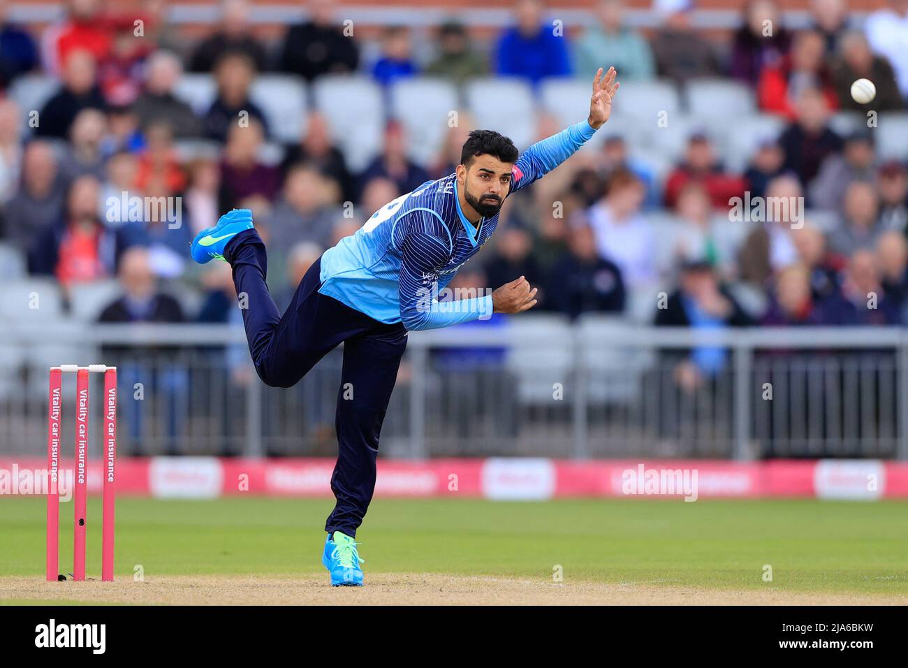 Bowling Shadab Khan pour les Vikings du Yorkshire Banque D'Images