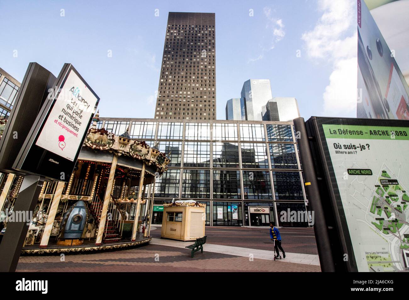 Lorsque les lignes entrent en collision (LA DÉFENSE). Portefeuille sur le quartier de la Défense à Paris. France. Banque D'Images