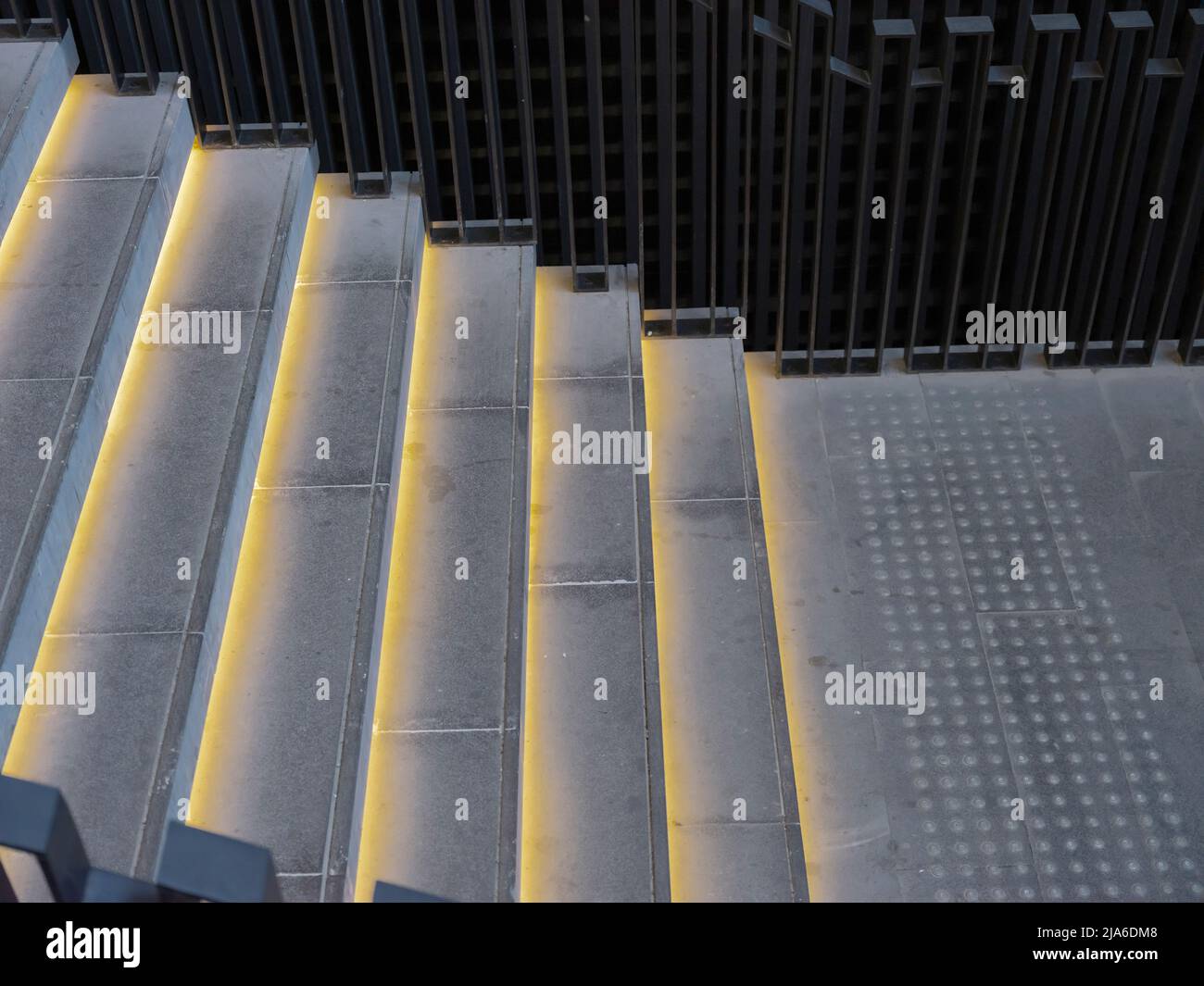 vue avant de l'arrière-plan de l'escalier vide éclairé Banque D'Images