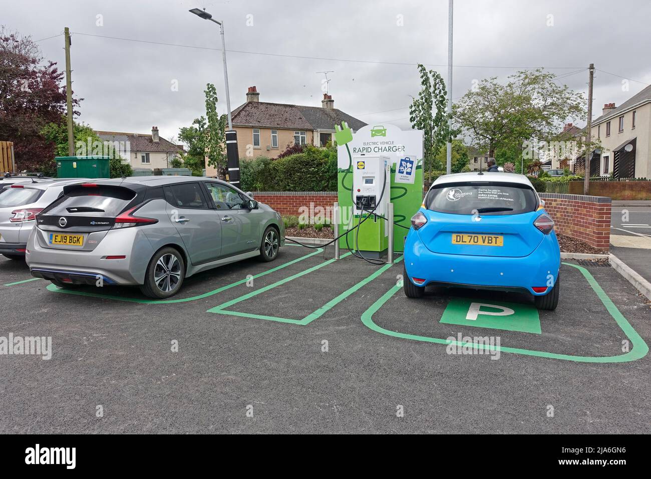 Nissan Leaf et Renault Zoe charge au chargeur EV rapide dans le parking Lidl Taunaton Royaume-Uni Banque D'Images