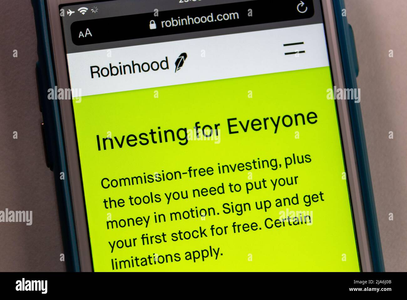 Kumamoto, JAPON - Jan 31 2021 : Robinhood website, société de services financiers américaine connue pour offrir des transactions de stocks et des fonds négociés en bourse, sur iPhone Banque D'Images