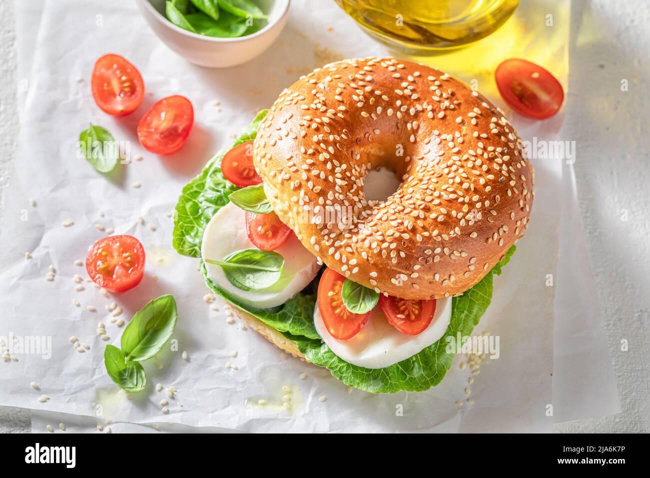 Bagels de printemps et faits maison avec mozzarella et tomates cerises ... Bagels de printemps et faits maison avec mozzarella et tomates cerises ...
