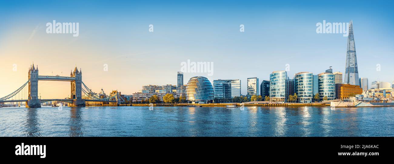 vue panoramique sur les gratte-ciel de londres au lever du soleil Banque D'Images