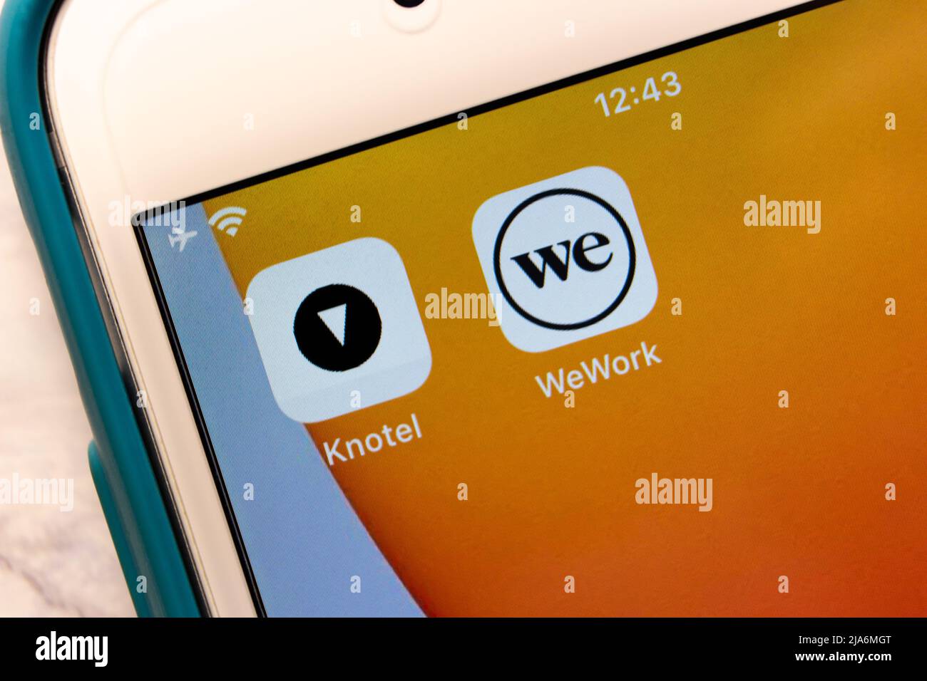 Kumamoto, JAPON - Fév 8 2021 : icônes Knotel et WeWork sur l'écran de l'iPhone. Knotel est souvent considéré comme le concurrent de WeWork Banque D'Images