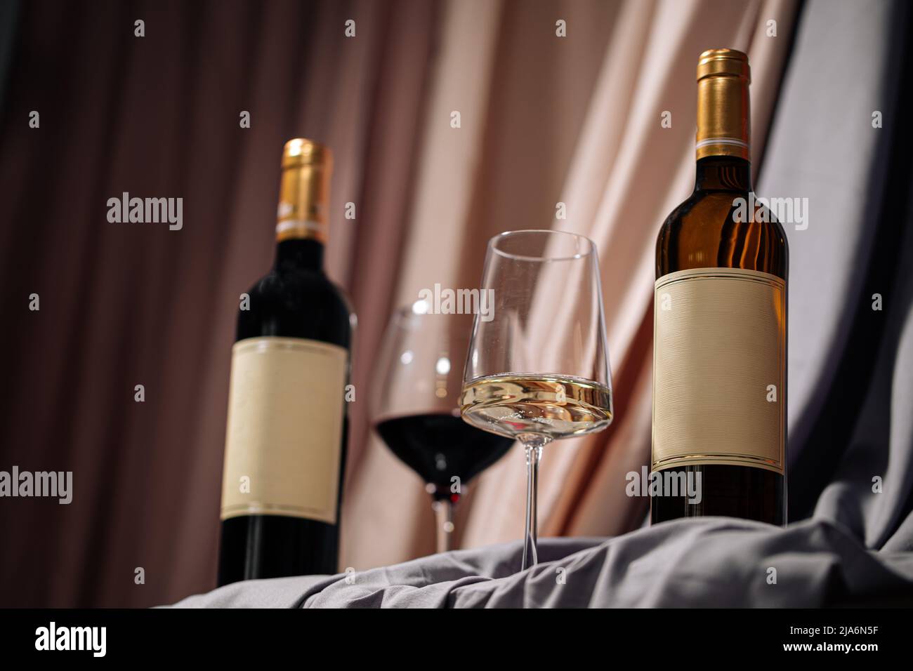 Deux bouteilles et verres de vin rouge et blanc Banque D'Images