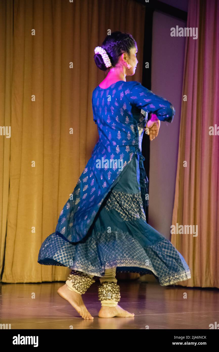 Indian Girl danse Bhrathanatiyam sur scène - Asian Girl 20-25 ans. Banque D'Images