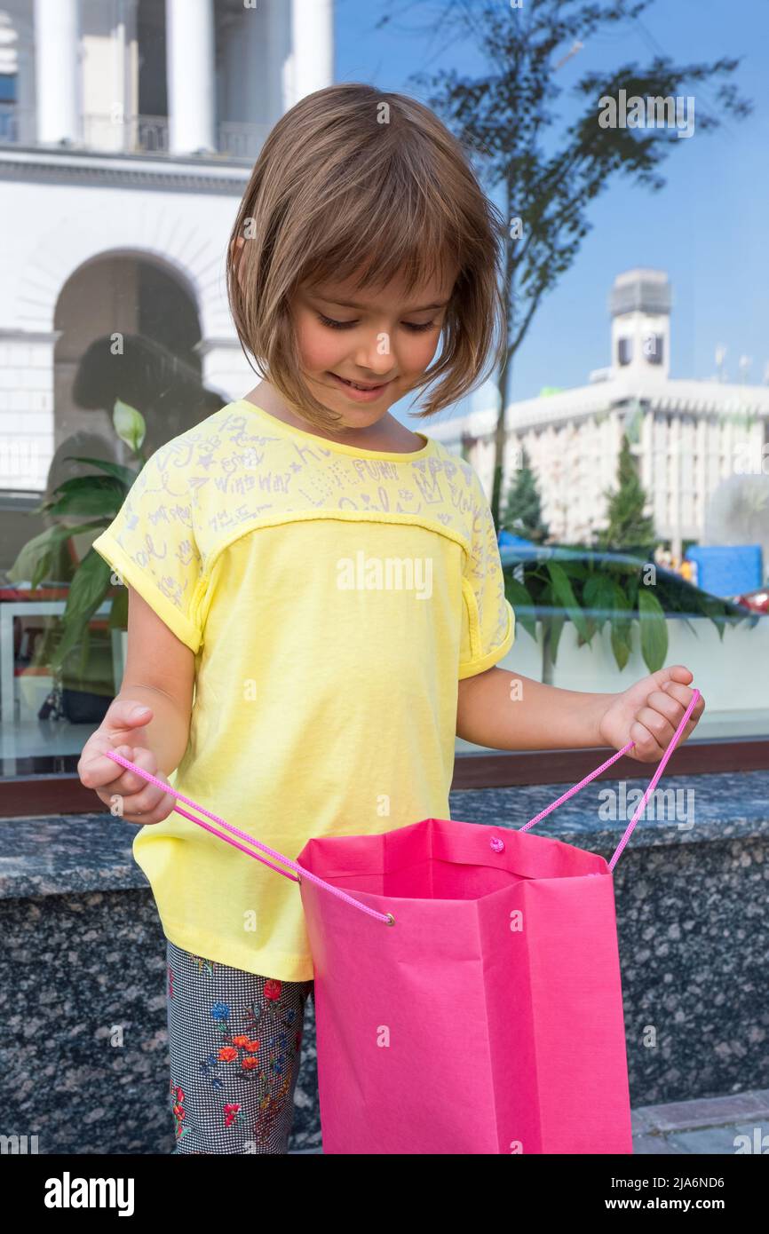 L'enfant heureux aime les achats. Banque D'Images