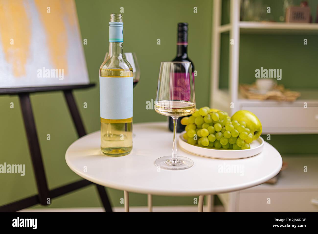Bouteilles et verres de vin blanc et rouge Banque D'Images
