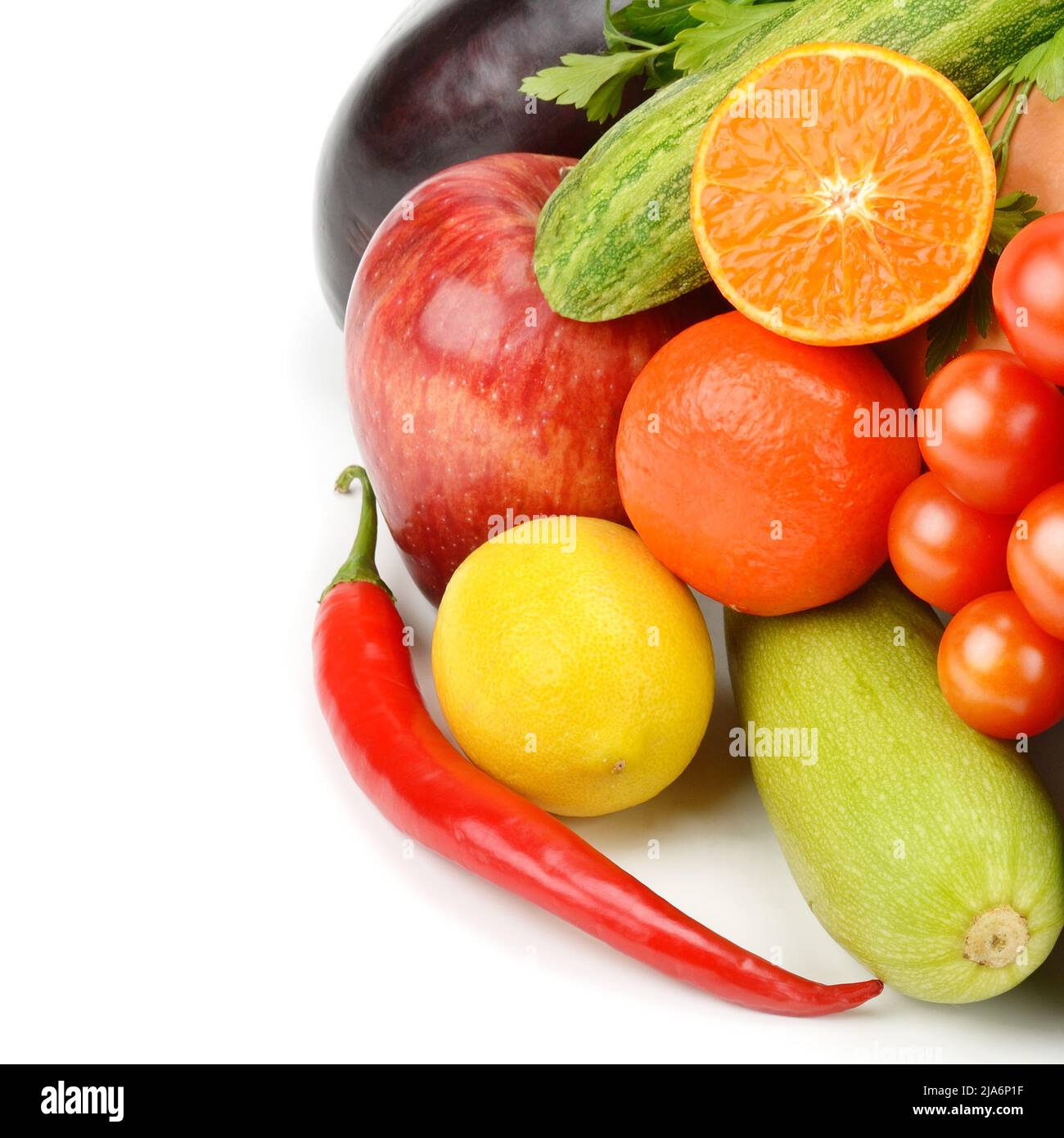 Composition de fruits et légumes frais isolés sur fond blanc. Banque D'Images