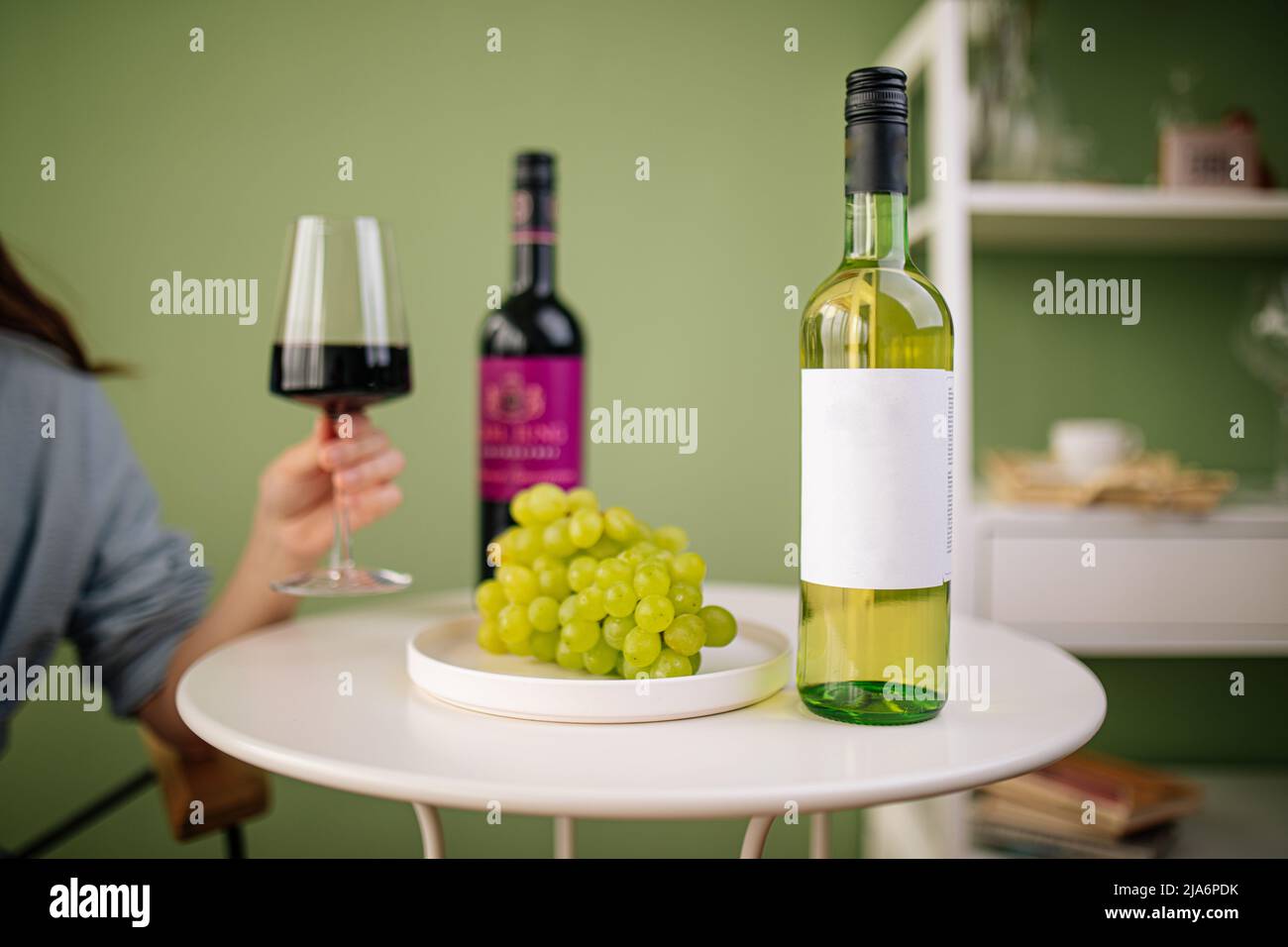 Woman holding glass of red wine Banque D'Images