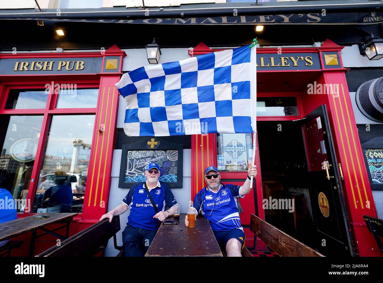 Les fans de rugby de Leinster s'assoient devant le pub O'Malley avant