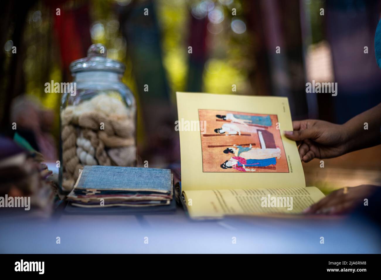 Livre en tissu - vêtements en coton à fils et graines Banque D'Images