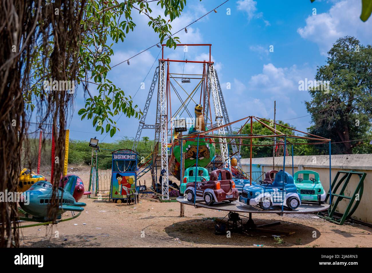 Car Carousel vide parc terrain de jeu dans les zones rurales de l'Inde Banque D'Images