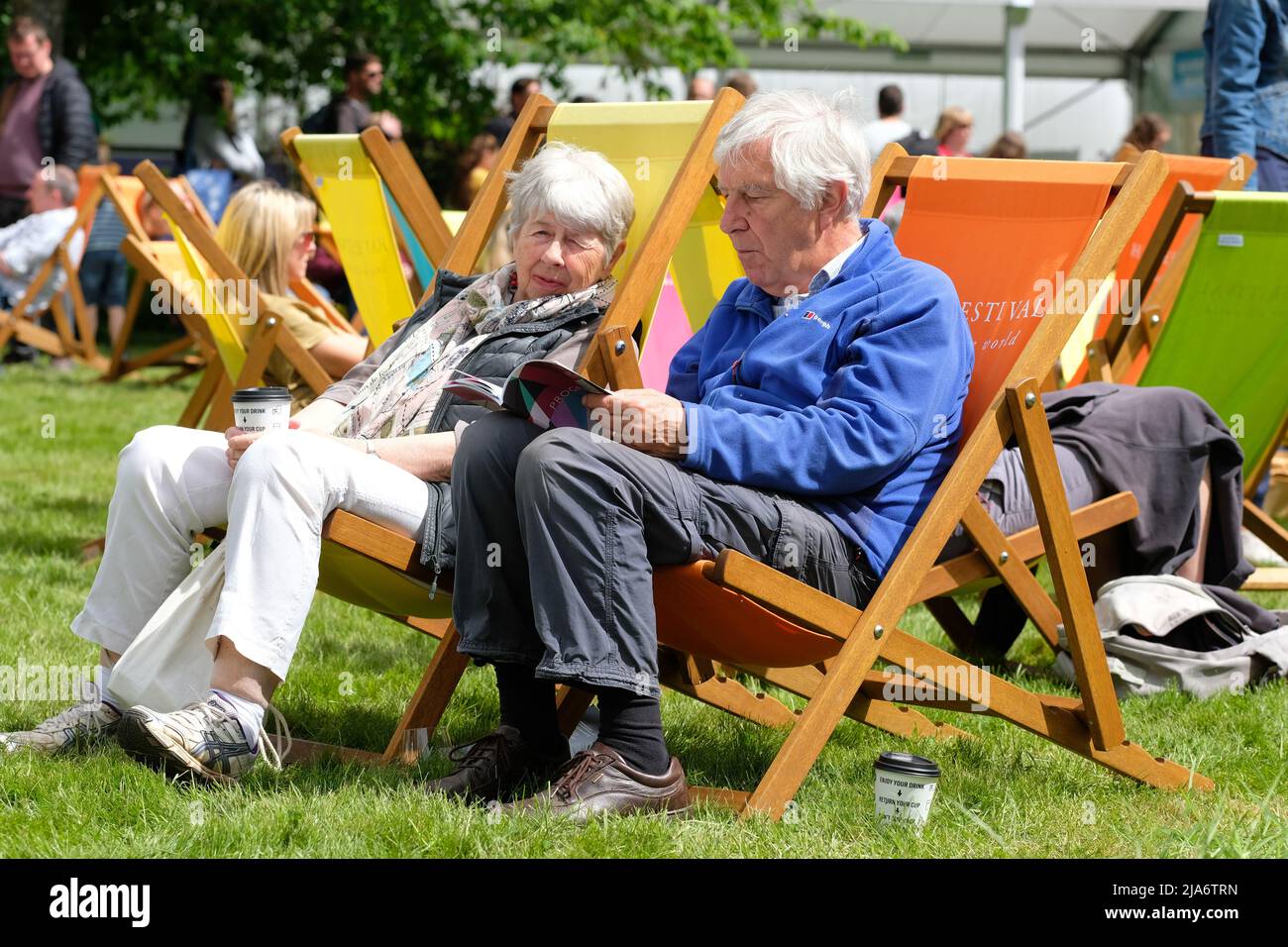 Hay Festival, Hay on Wye, pays de Galles, Royaume-Uni – Samedi 28th mai 2022 – les visiteurs profitent d'une pause dans les transats du Festival entre les événements du troisième jour de cette année Hay Festival – photo Steven May / Alamy Live News Banque D'Images
