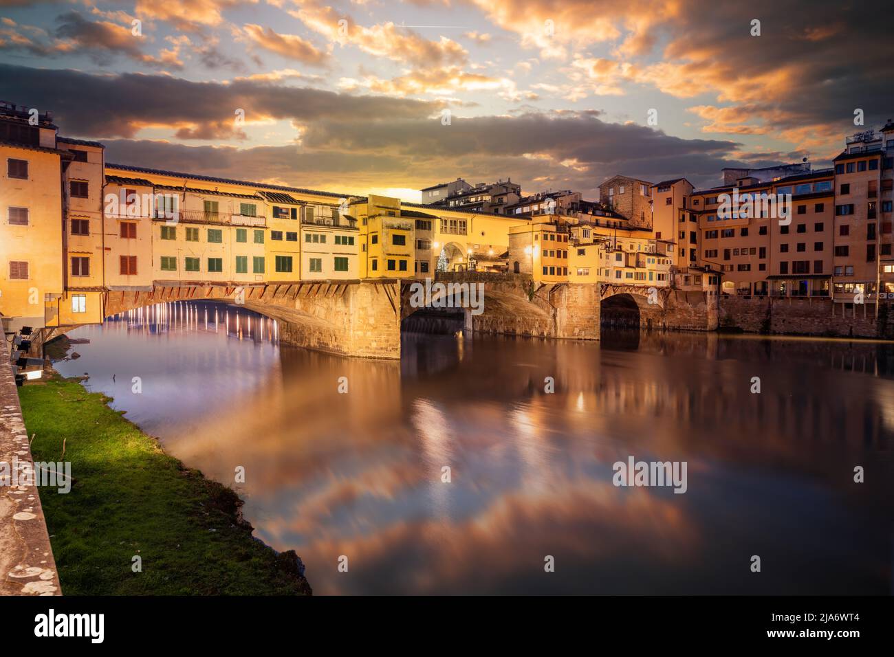 Florence, Italie au pont Ponte Vecchio traversant la rivière Arno au crépuscule. Banque D'Images