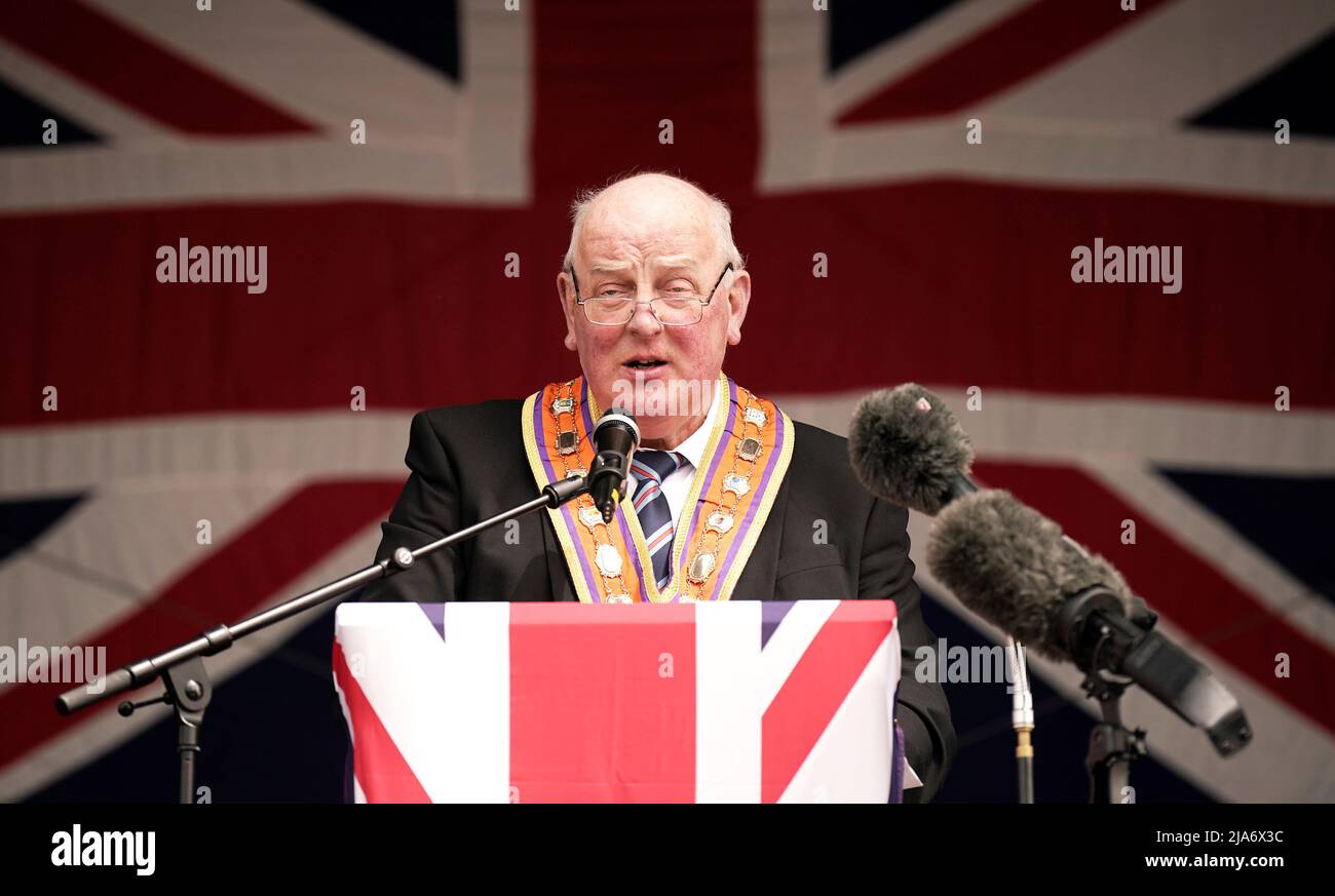 Grand maître de l'ordre orange Edward Stevenson, s'exprimant à Stormont avant le début du défilé du centenaire de l'Irlande du Nord de Stormont vers l'hôtel de ville de Belfast, pour commémorer la création de l'Irlande du Nord. Date de la photo: Samedi 28 mai 2022. Banque D'Images