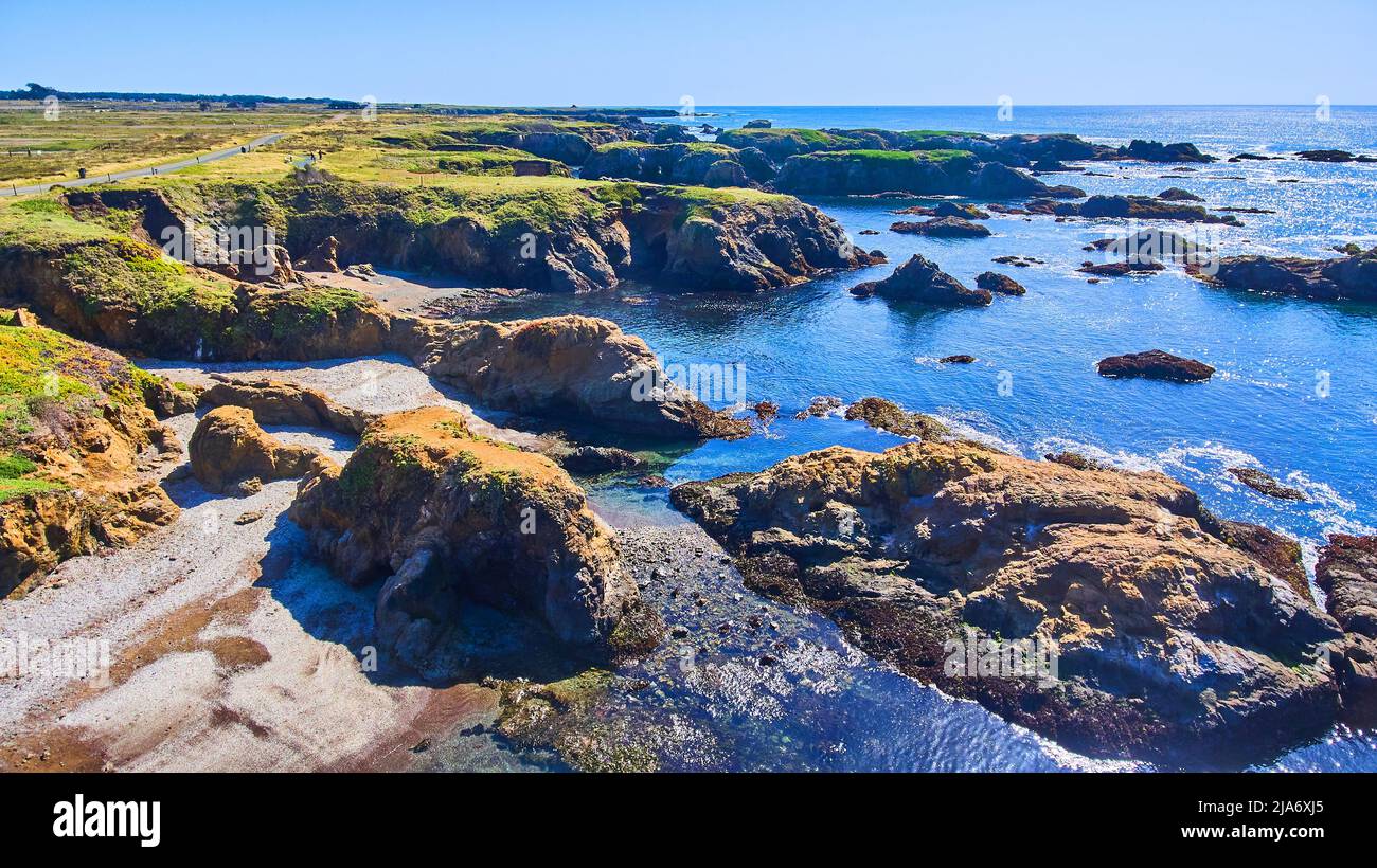Belle vue sur l'océan sur la côte ouest rocheuse Banque D'Images