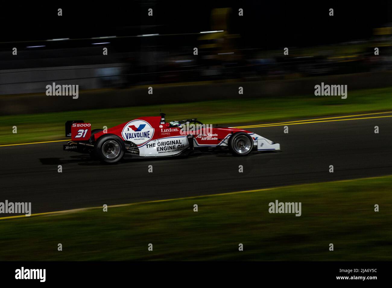 Sydney, Australie. 28 mai 2022. James Golding (#31) pilote son équipe Valvoline GRM S5000 au-dessus du pont au Sydney Motorsport Park pendant la course 1 du Championnat australien de pilotes S5000. Credit: James Forrester / Alamy Live News. Banque D'Images