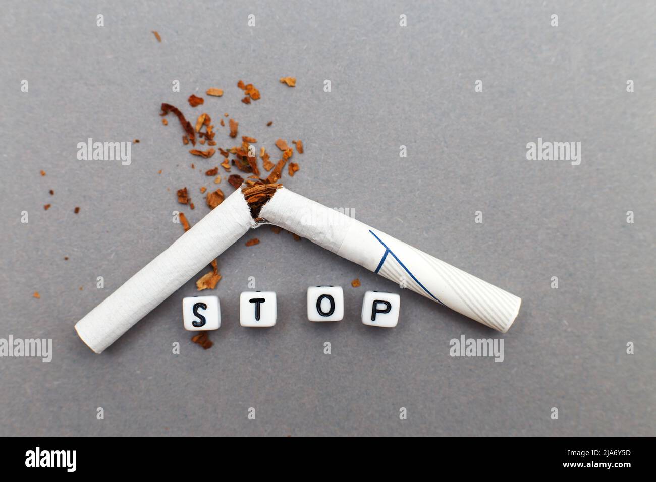 cigarette cassée avec le mot stop sur fond gris fermer. arrêter de fumer concept Banque D'Images