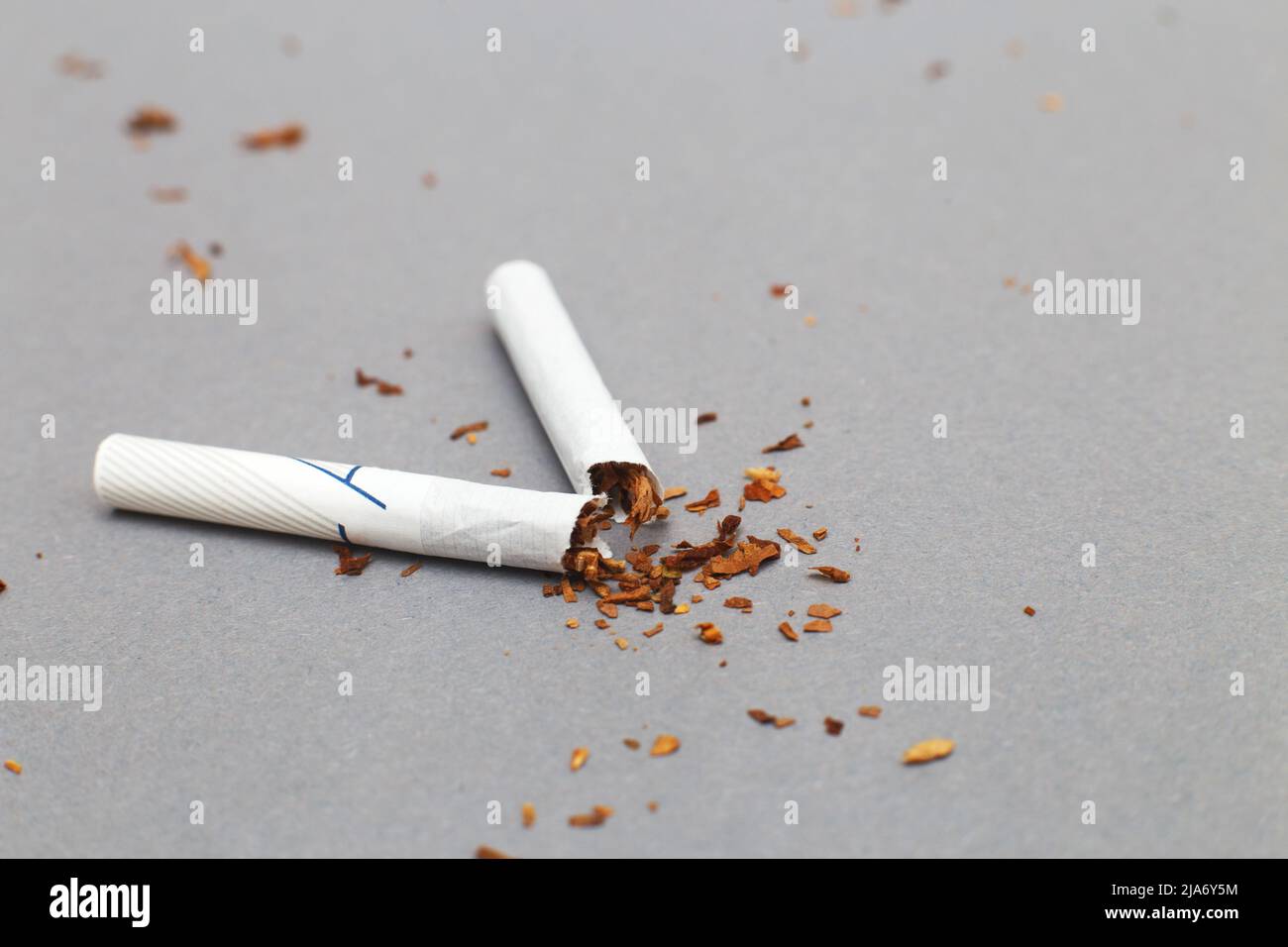 cigarette cassée sur fond gris fermer. arrêter de fumer concept Banque D'Images