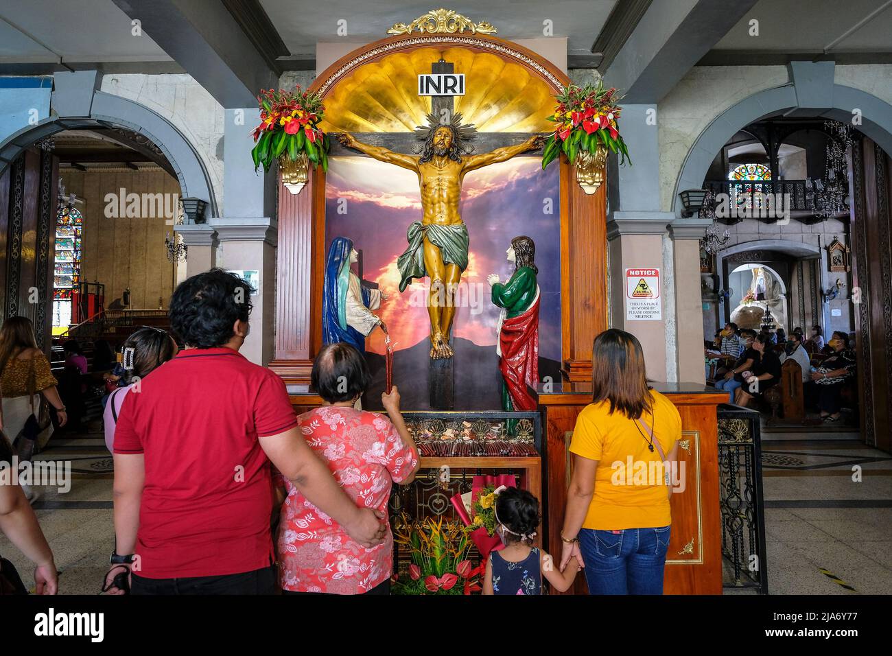 Cebu, Philippines - Mai 2022: Les gens prient à la Basilique Minore del Santo Niño de Cebu le 23 mai 2022 à Cebu, Philippines. Banque D'Images