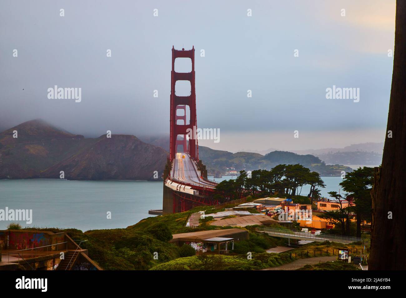 Golden Gate Bridge depuis le sud en regardant le pont sur le matin brumeux Banque D'Images