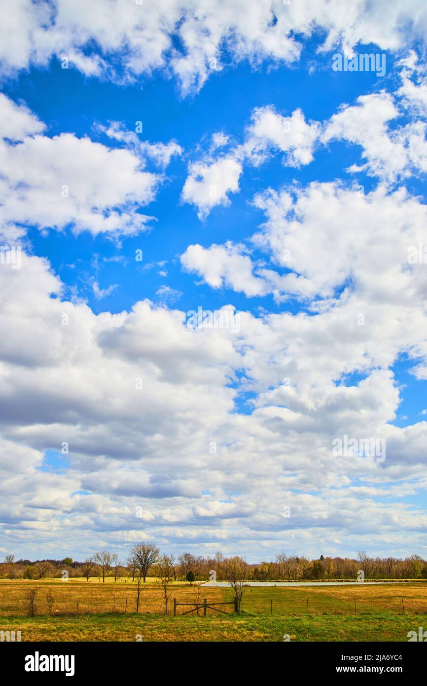 Belle journée nuageuse dans les terres agricoles du midwest Banque D'Images