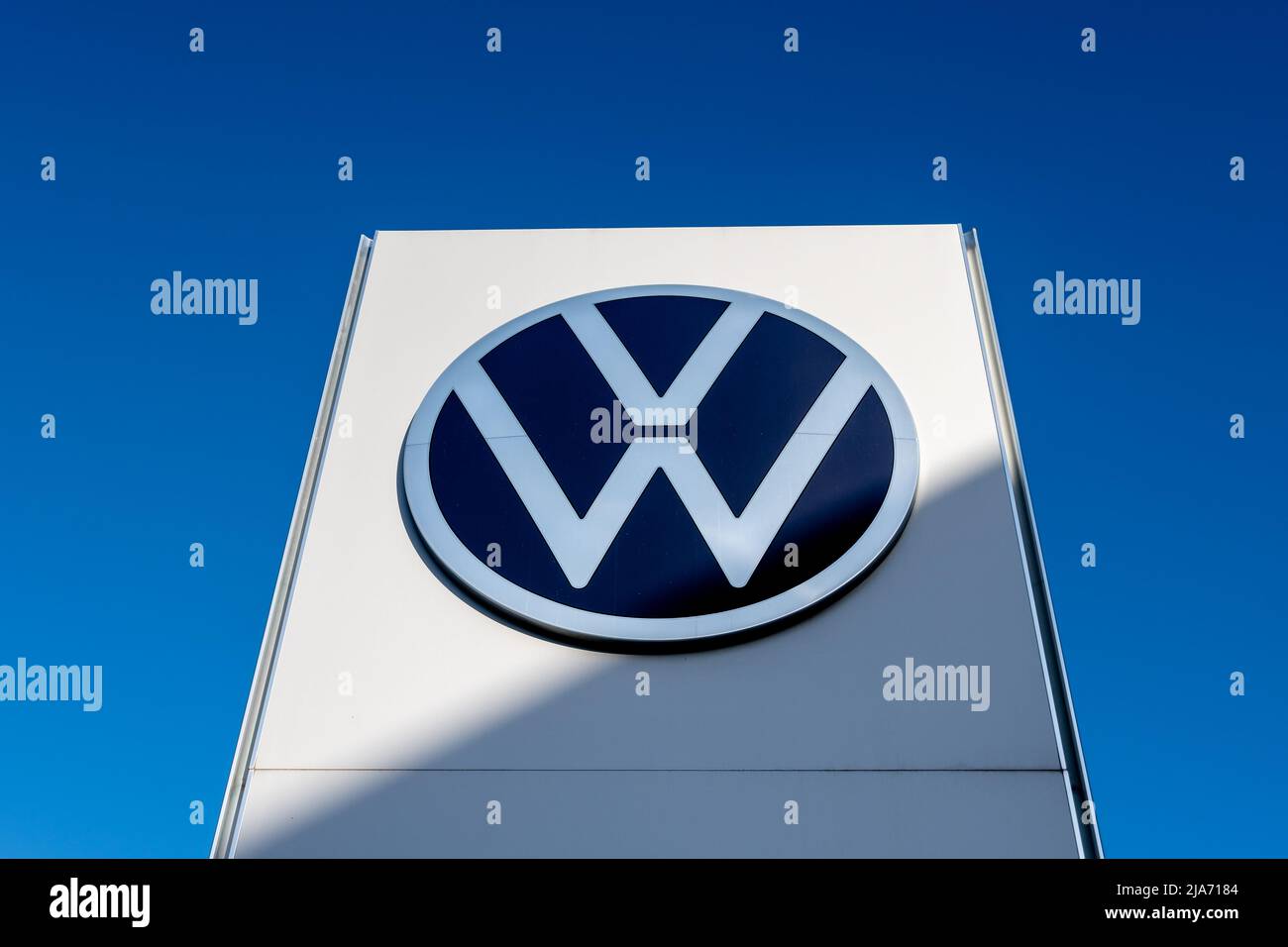 Panneau commercial extérieur avec le logo de la marque du constructeur automobile allemand Volkswagen Banque D'Images
