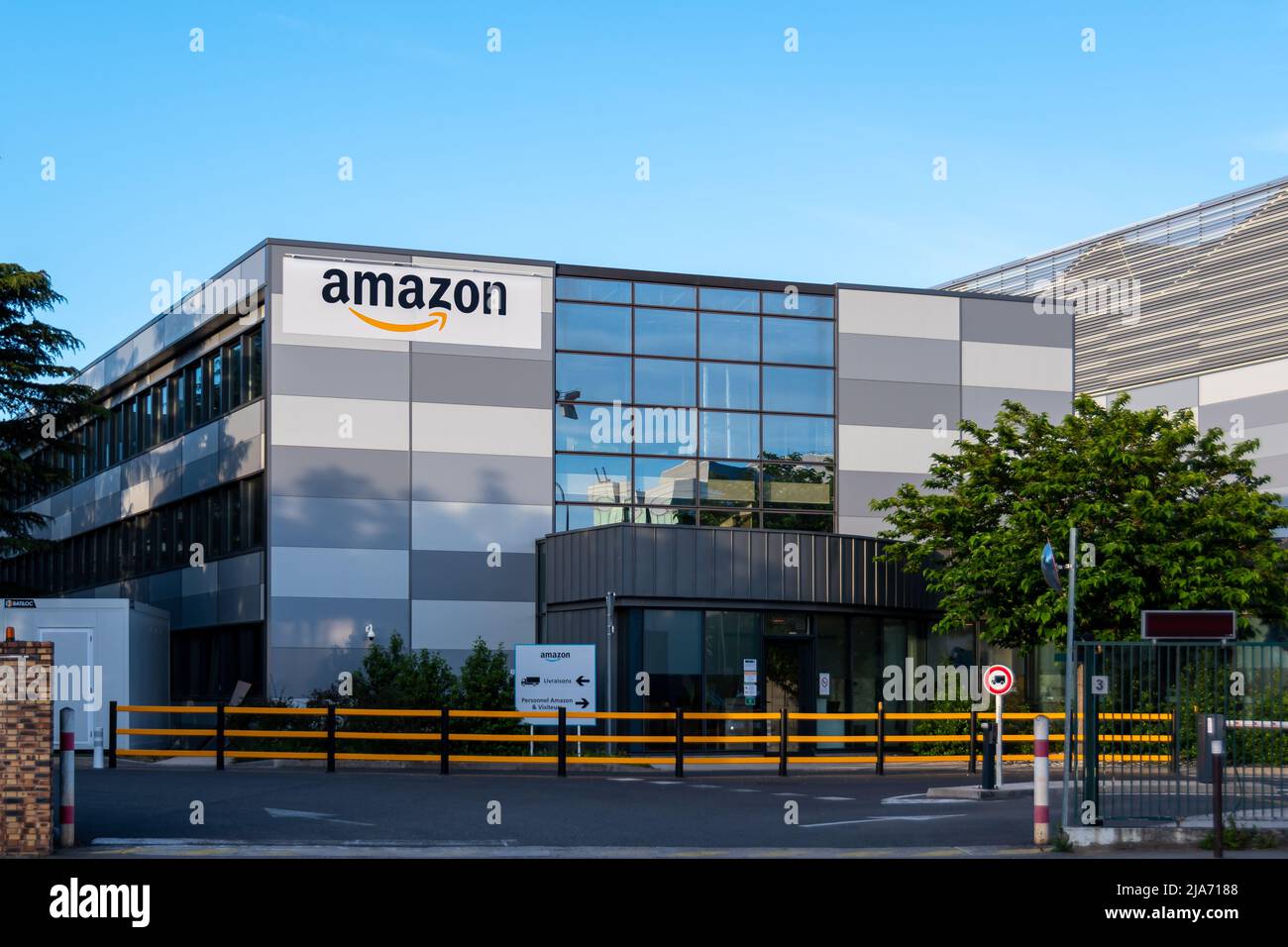 Vue extérieure de l'agence de livraison Amazon Logistics à Velizy-Villacoublay, France, desservant le sud de la région parisienne Banque D'Images