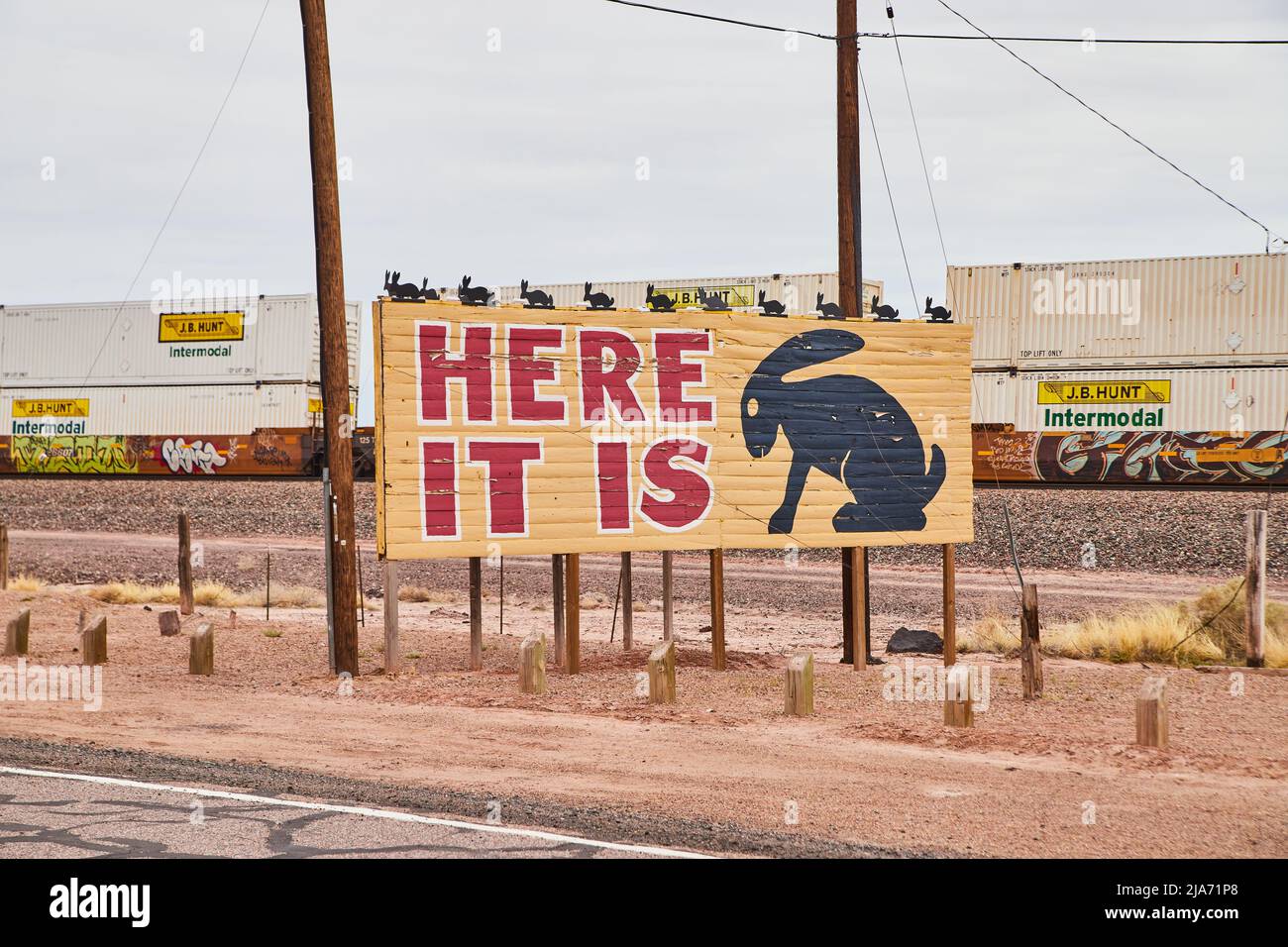 Ici, il est panneau d'affichage route 66 avec le train Banque D'Images