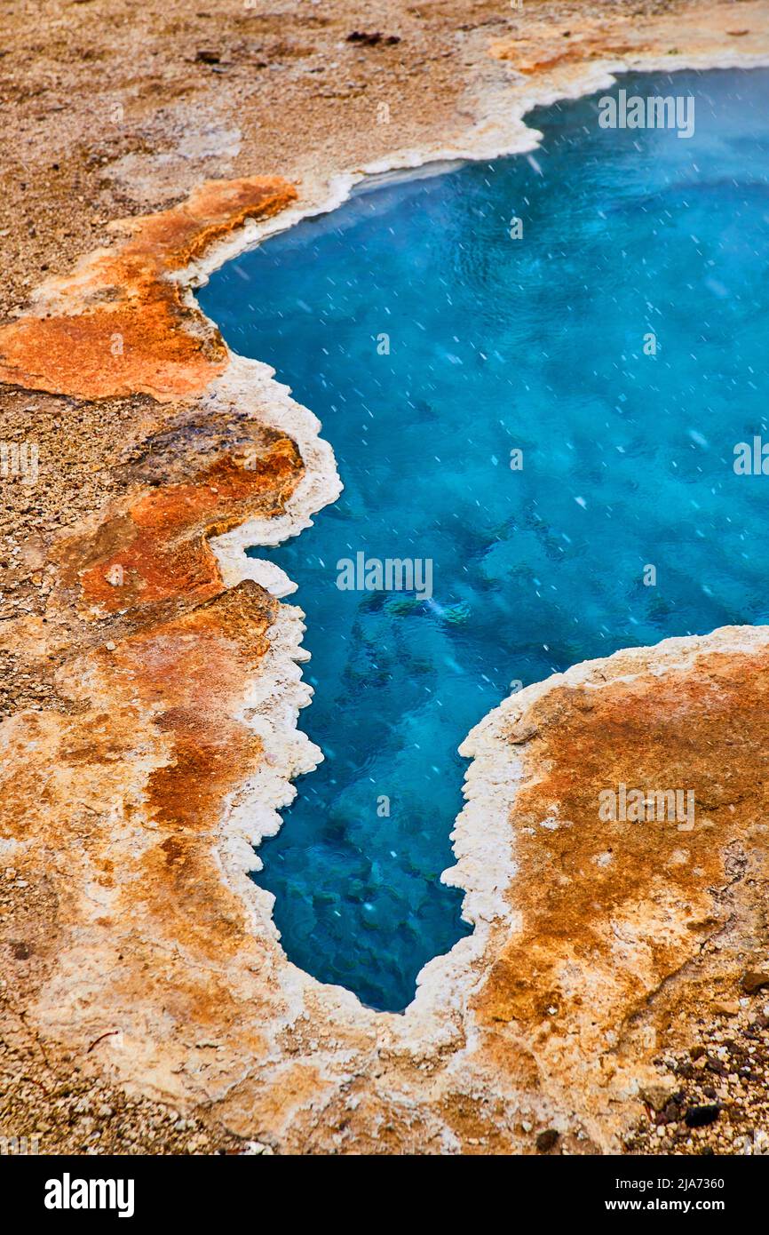 Gros plan sur la source profonde et bleue à Yellowstone Banque D'Images