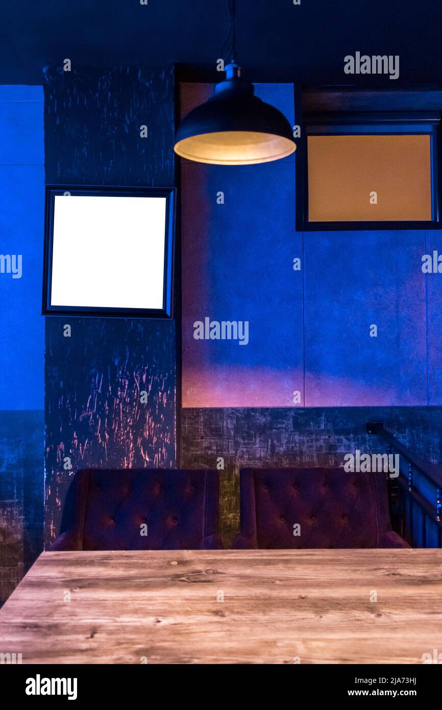 Intérieur de restaurant avec lumière néon bleue, lampe, table design modèle moderne échantillon. Banque D'Images