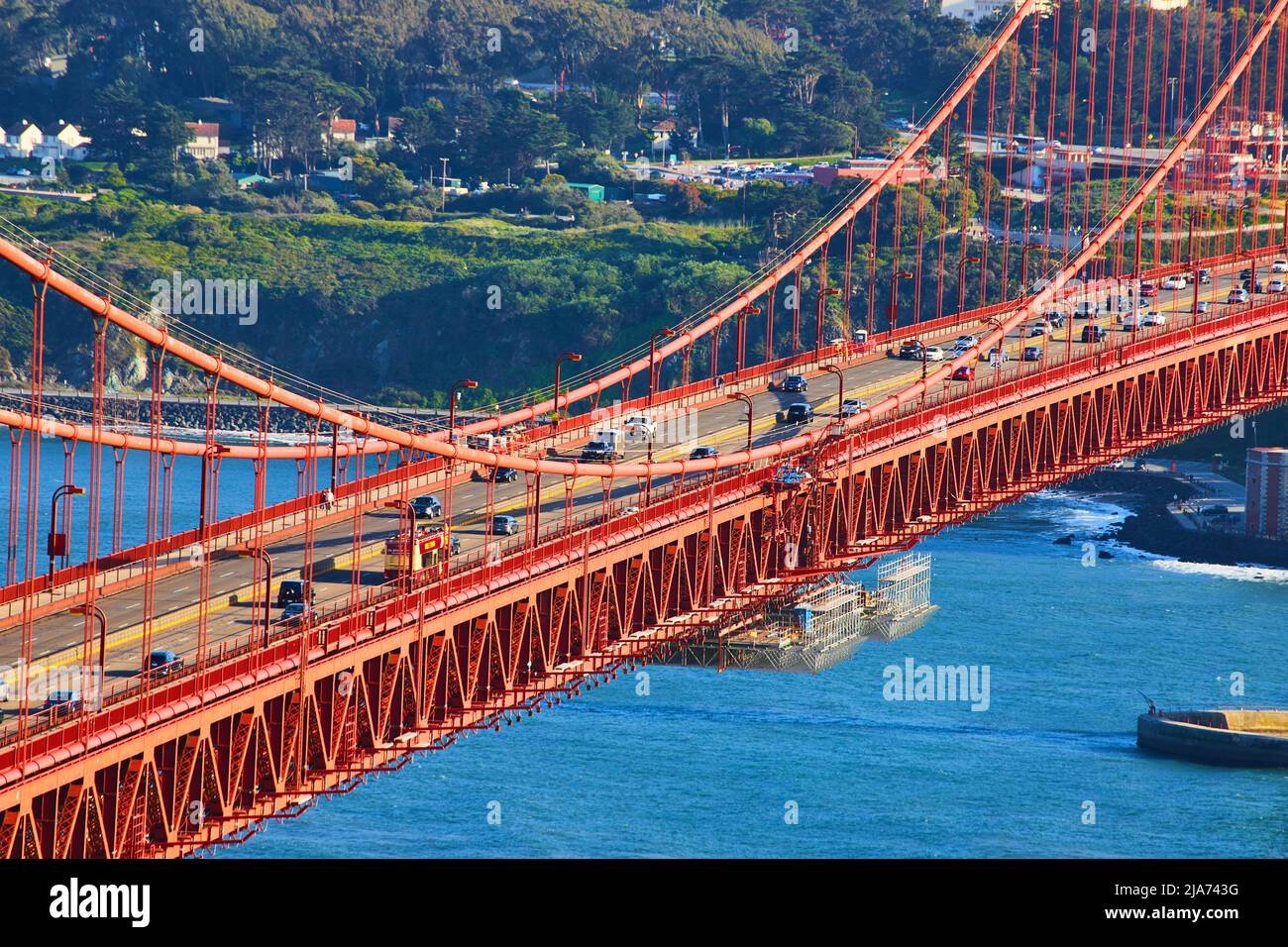Détail du trafic sur le Golden Gate Bridge au coucher du soleil à San Francisco Banque D'Images