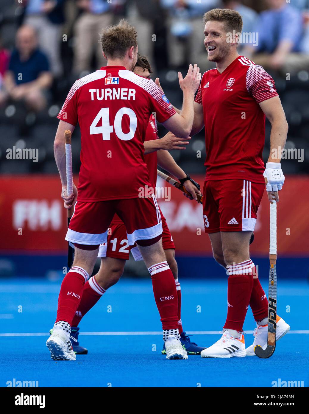 Nicholas Bandurak, un joueur d'Angleterre, célèbre le deuxième but de sa partie avec ses coéquipiers lors du match de la FIH Hockey Pro League à Lee Valley, Londres. Date de la photo: Samedi 28 mai 2022. Banque D'Images